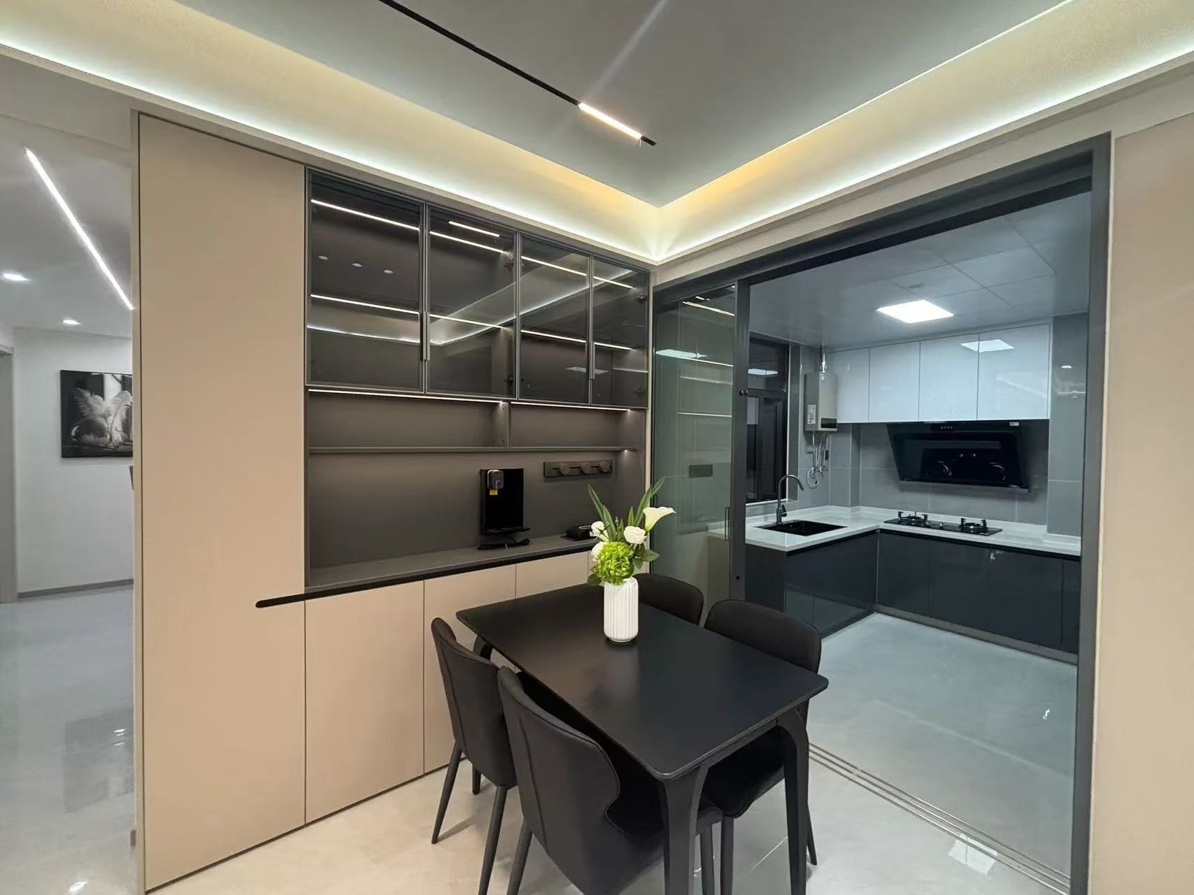 御湖世家3室2厅2卫全新精装修全屋中央空调已装好拎包即住！优价出售