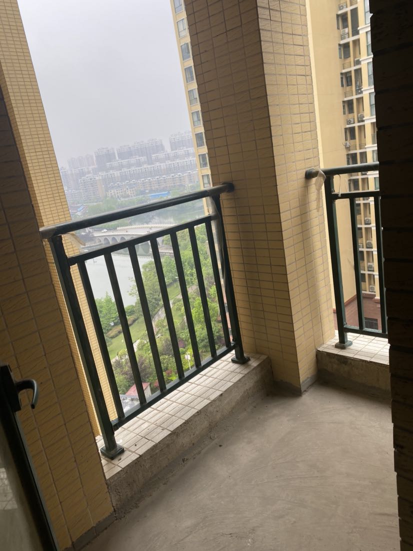 新城一號(hào)四期湖景房戶型好南北通透，周邊商圈成熟 樓層 附近