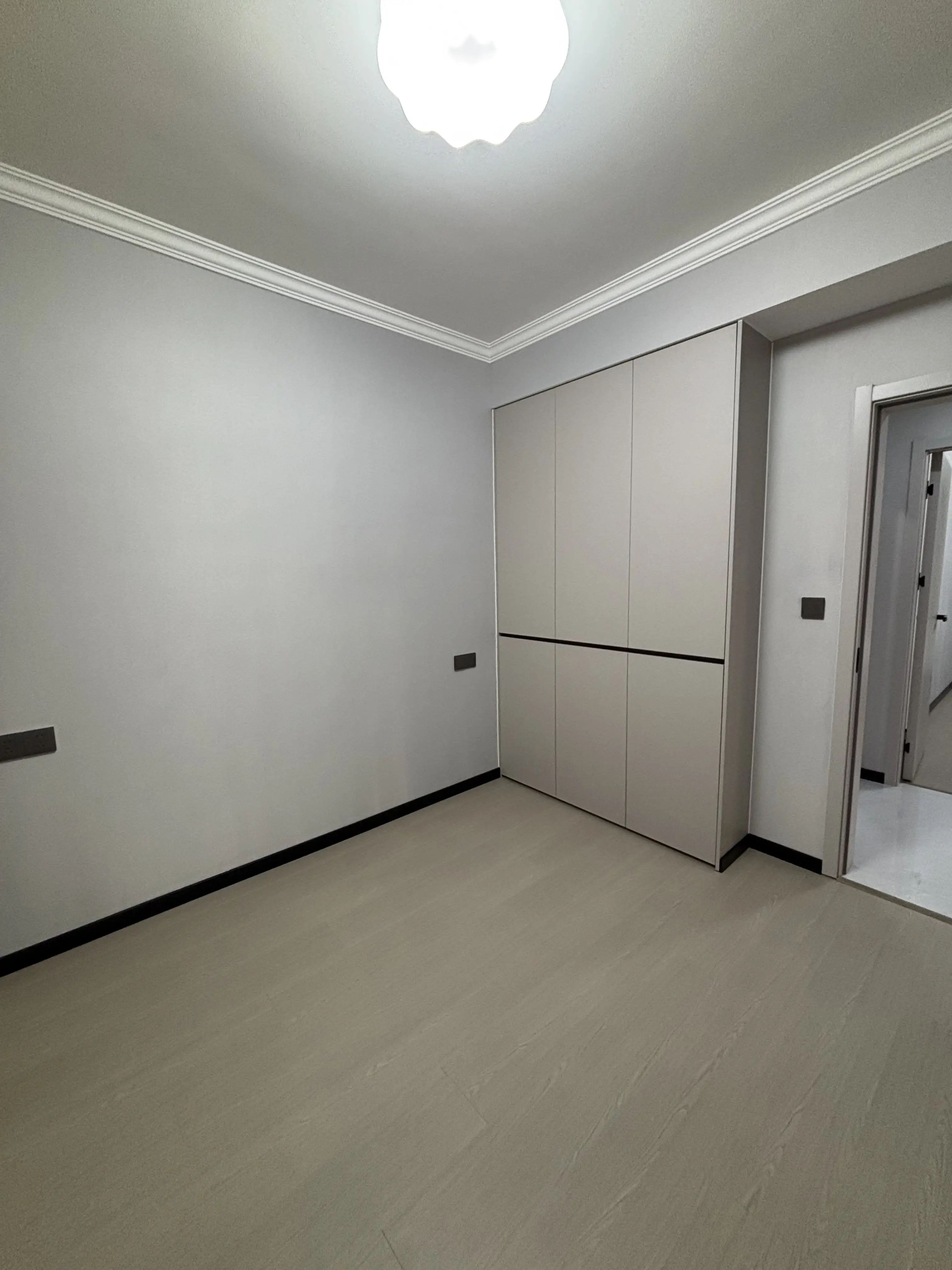 亏本出售，御湖世家，送车位，全新装修婚房，精装三房，好楼层