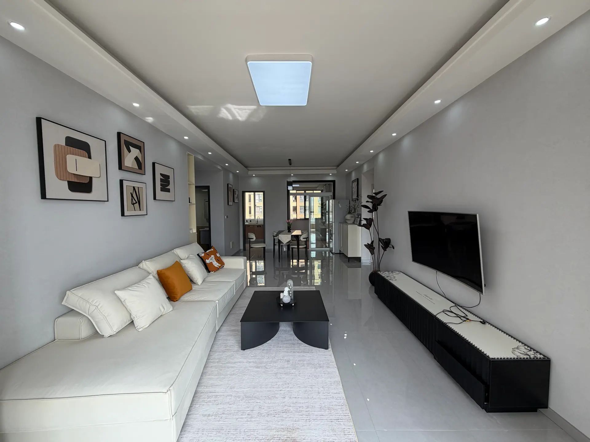 城东品质小区，公园世家，电梯19楼，东边户，精装三房两卫，证满二