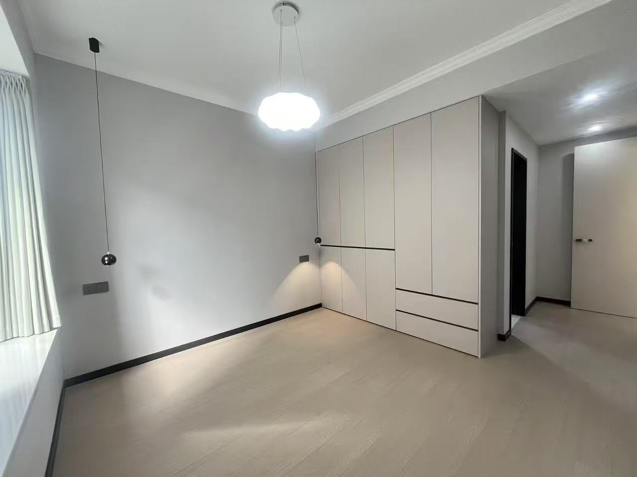 风和日丽三中旁，精装三房，边户，好楼层11楼，单价4字头，诚心出售