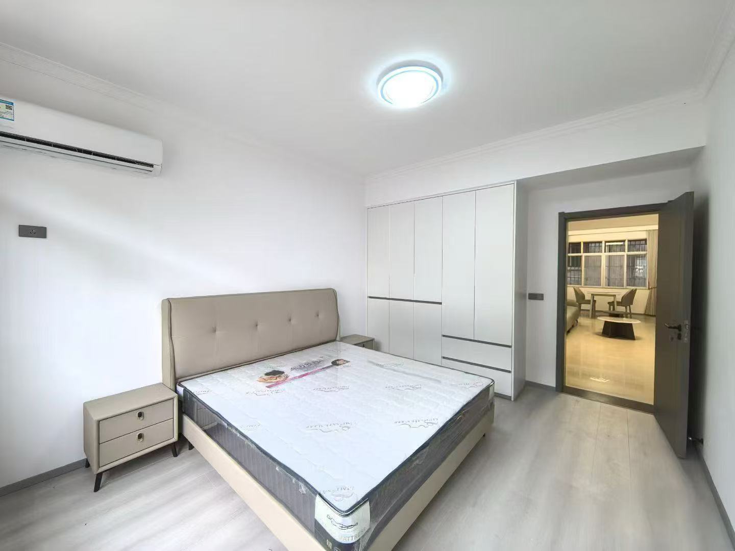 急售，有证！步行街3楼，精装3房2卫，还带地下室15平