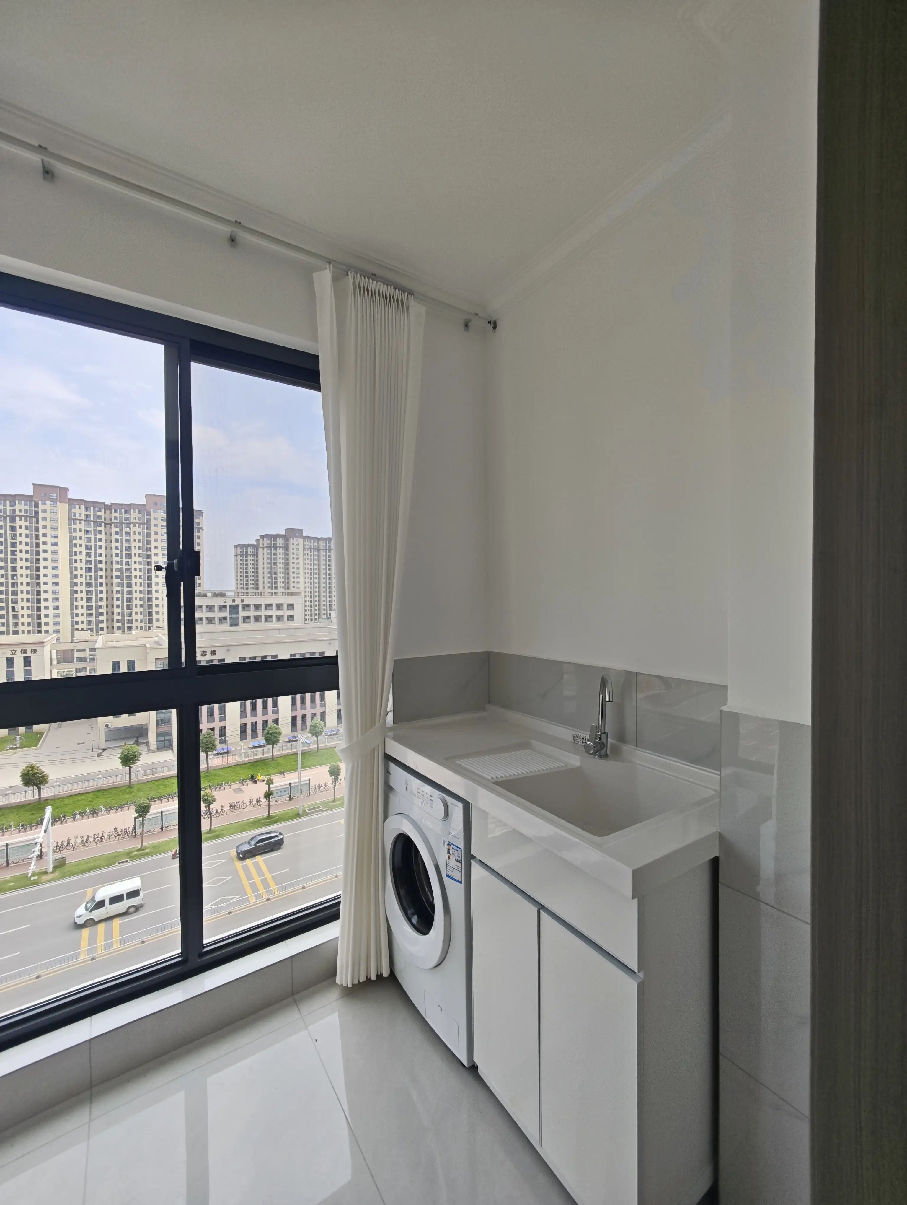 降价了，捡漏，风和日丽，精装三房两卫，单价5千精装，好楼层，阳台外就是三中