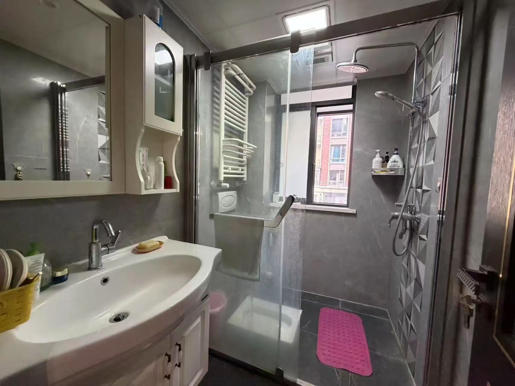 绿地香格里拉，豪装复式，五房四厅三卫，带院子、车库和路面车位，房东诚心出售