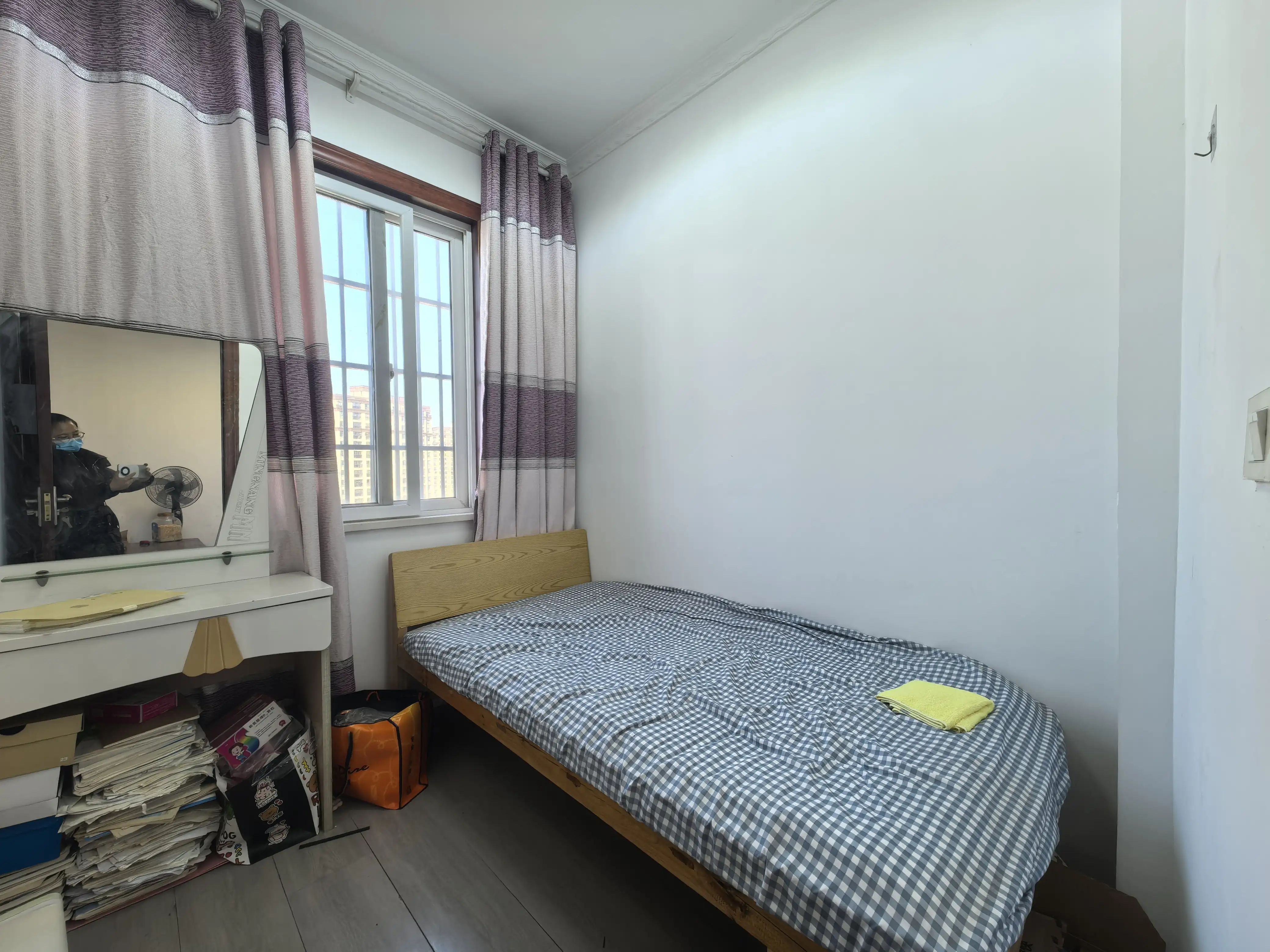 仙桃一中正对面，翰林公馆，边户，精装两房，老证，看中可谈，成色新，直接住