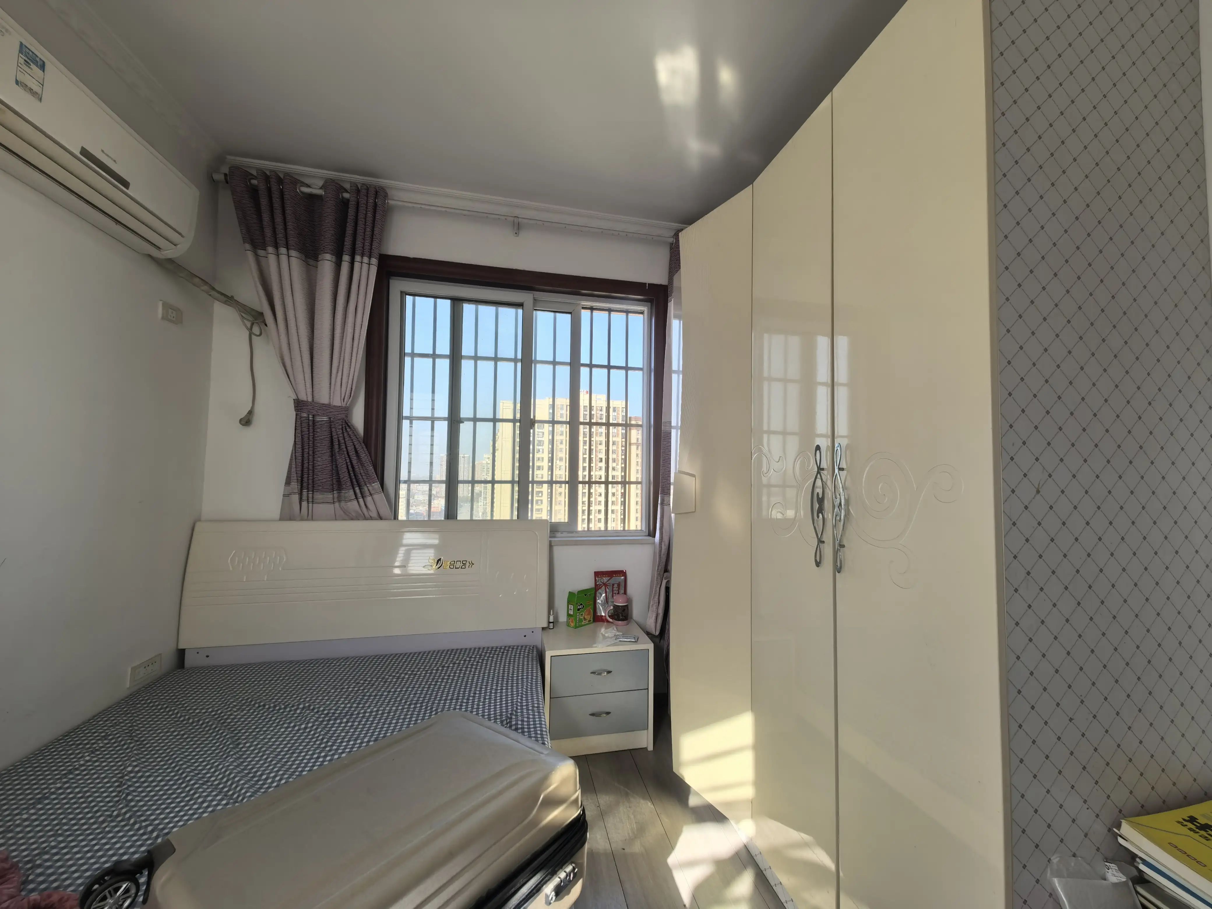 仙桃一中正对面，翰林公馆，边户，精装两房，老证，看中可谈，成色新，直接住