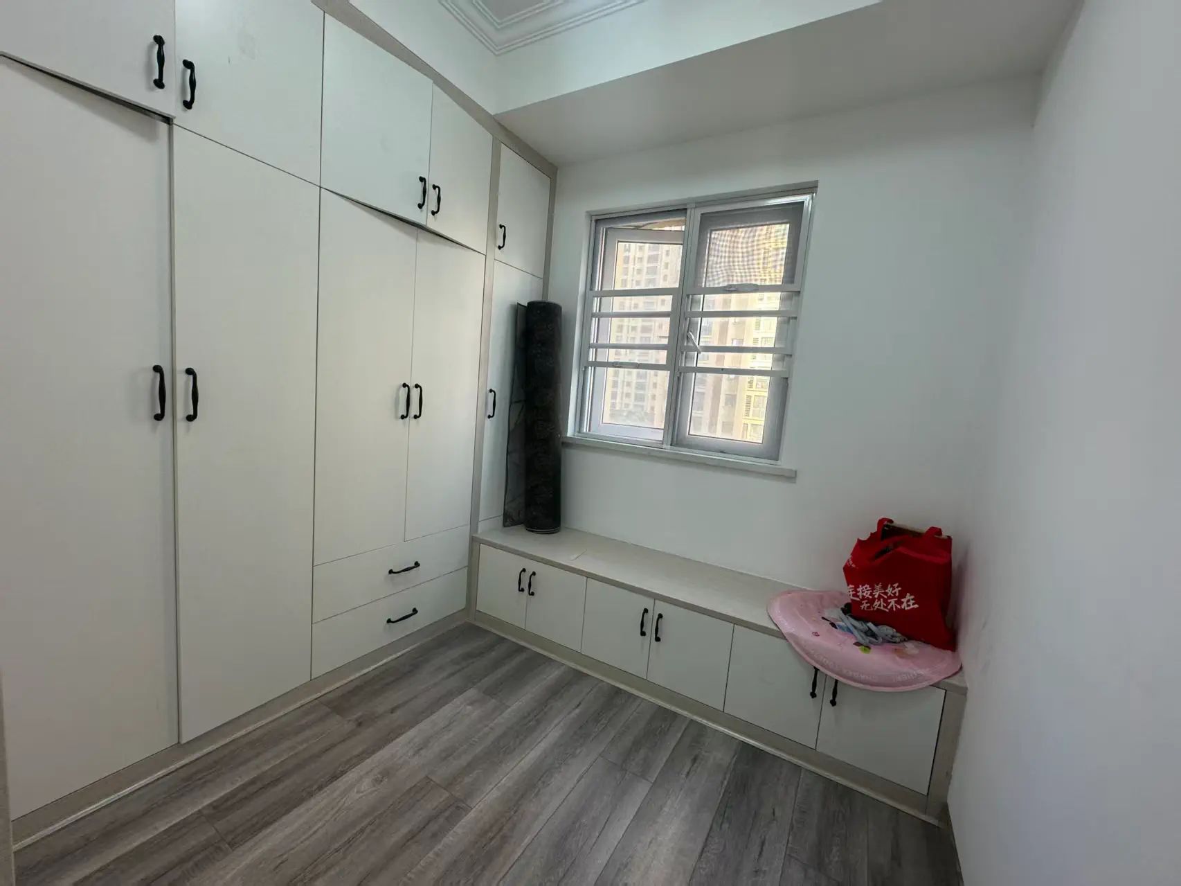 满庭春供暖房，边户，单价4300，​保养成色新，拎包入住，电梯6楼