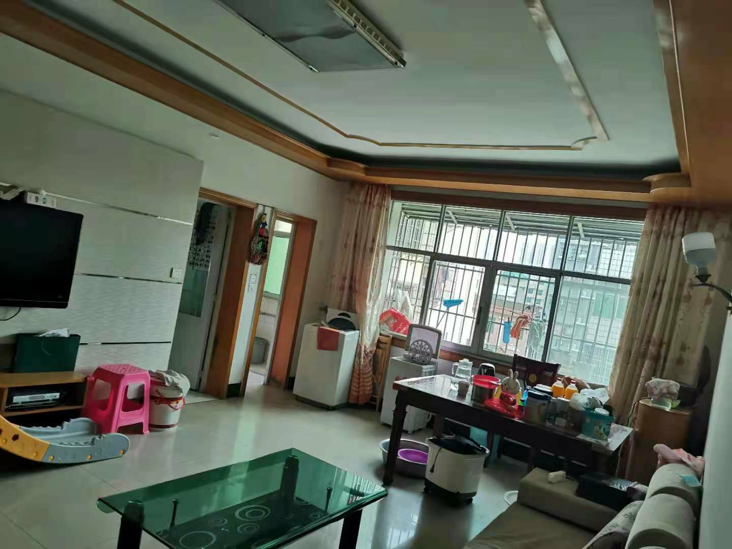 何李路昌盛菜市場(chǎng)旁步梯六樓精裝三房生活方便看房提前