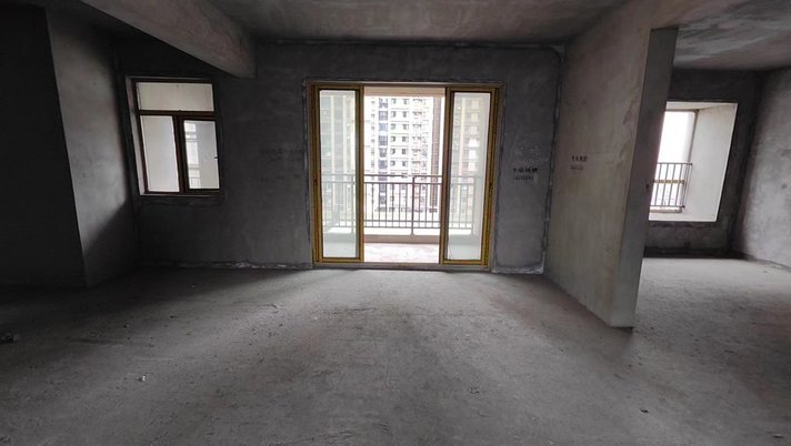新三中元泰未来城毛坯大三房电梯好楼层采光视野到位，大阳台