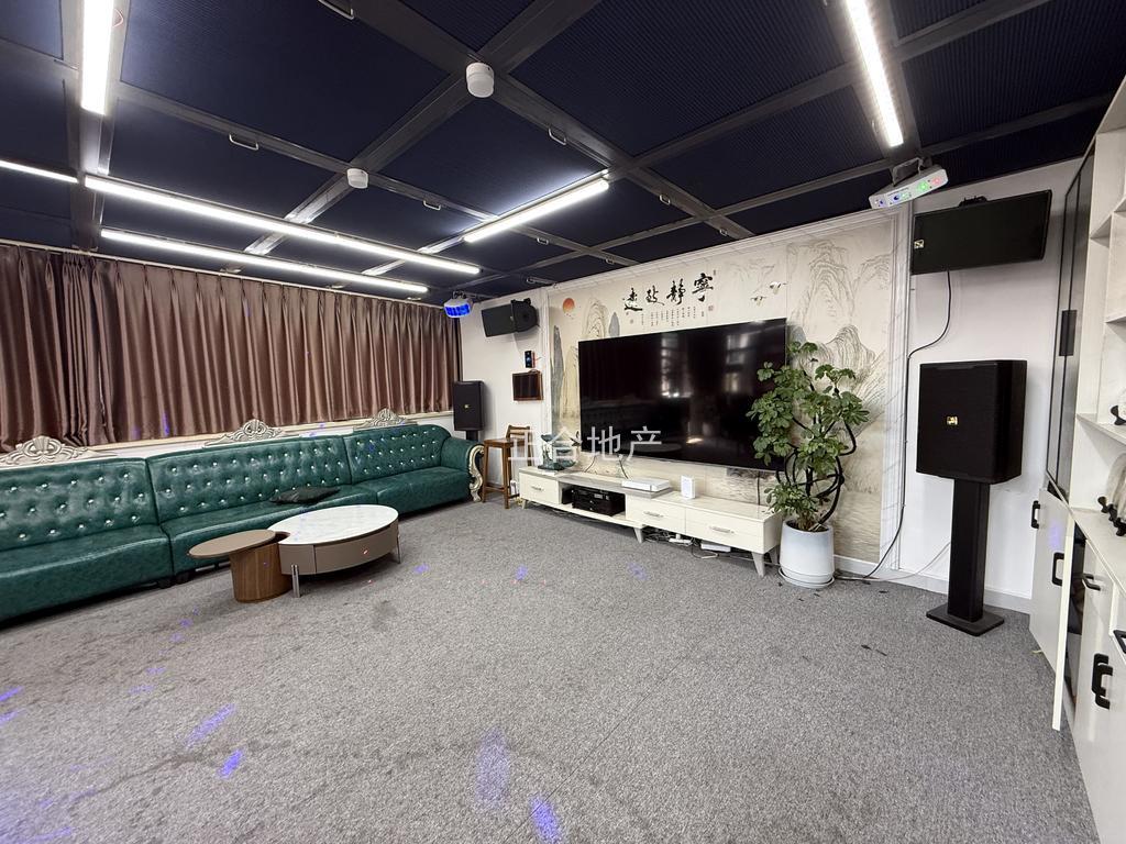 城南带院子三层私房，你想要的都有，茶室，棋牌室，ktv娱乐室等，有天有地有院子，对比别墅有过之而无不及
