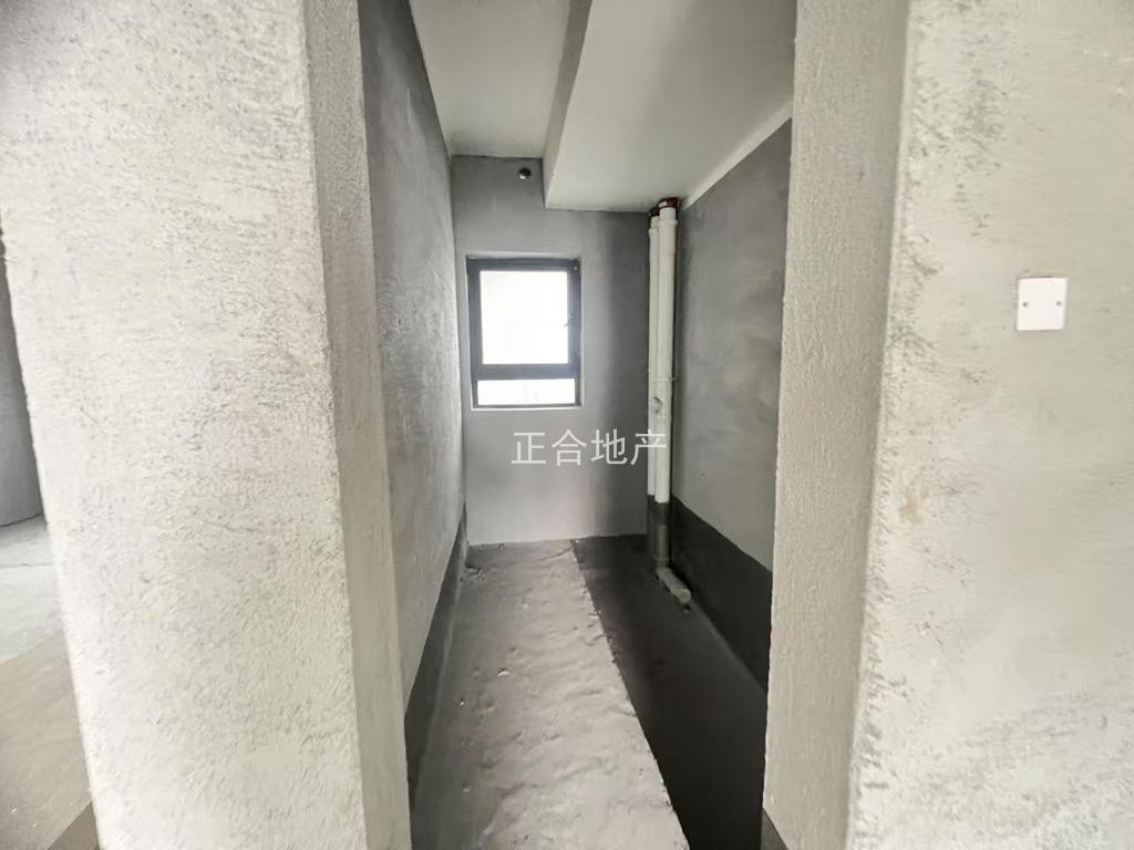城南吾‮广悦‬场包满二​不是‬顶楼，好楼层。诚心出售