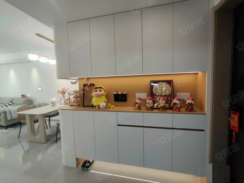 城南，吾悅?cè)A府，精裝修三房二廳二衛(wèi)，房東急售，好樓層，大陽(yáng)臺(tái)，拎包入住