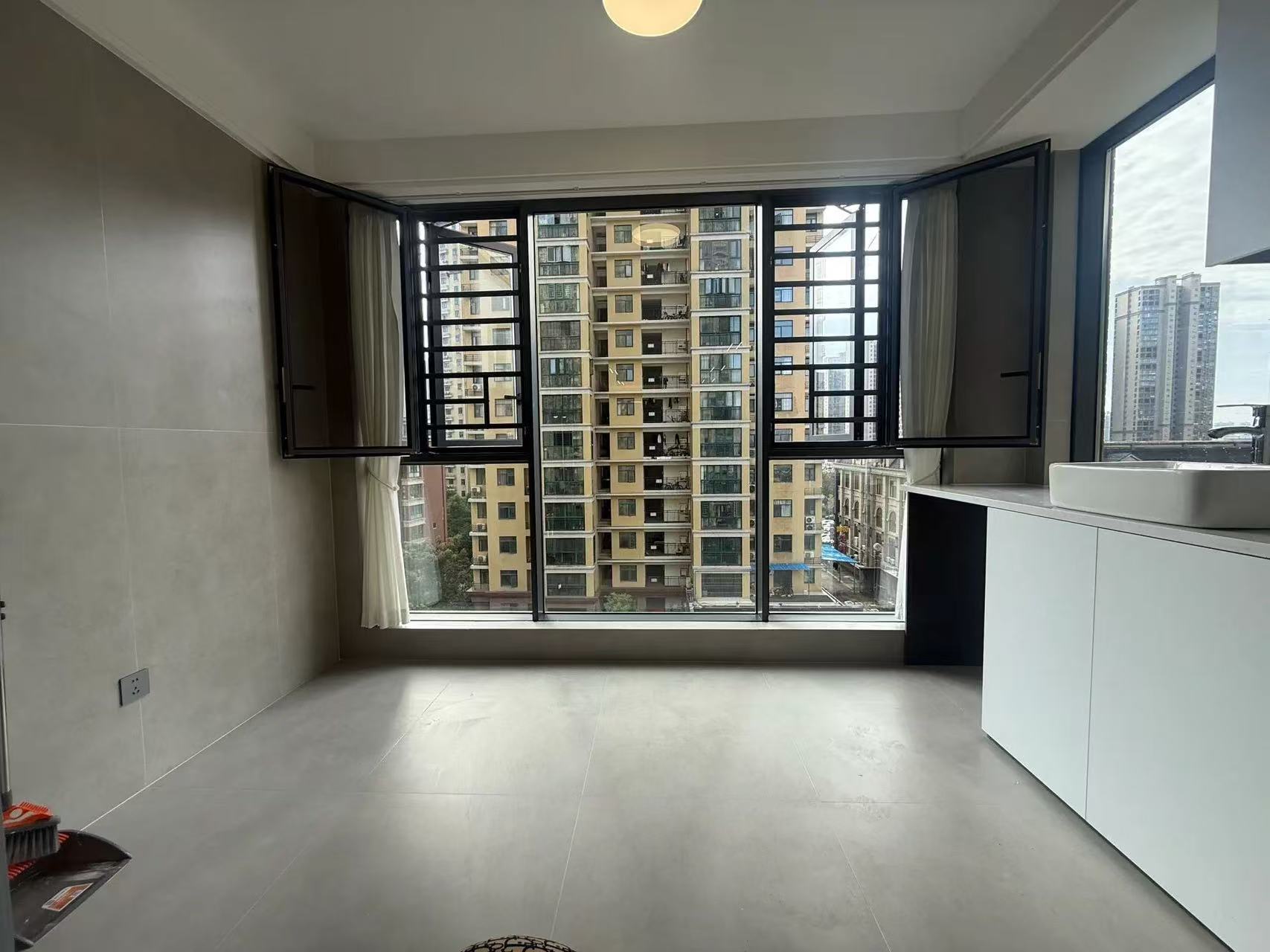 新城壹号-新街，电梯8楼，精装三房两卫，业主诚心卖，价格看中可以谈❗️