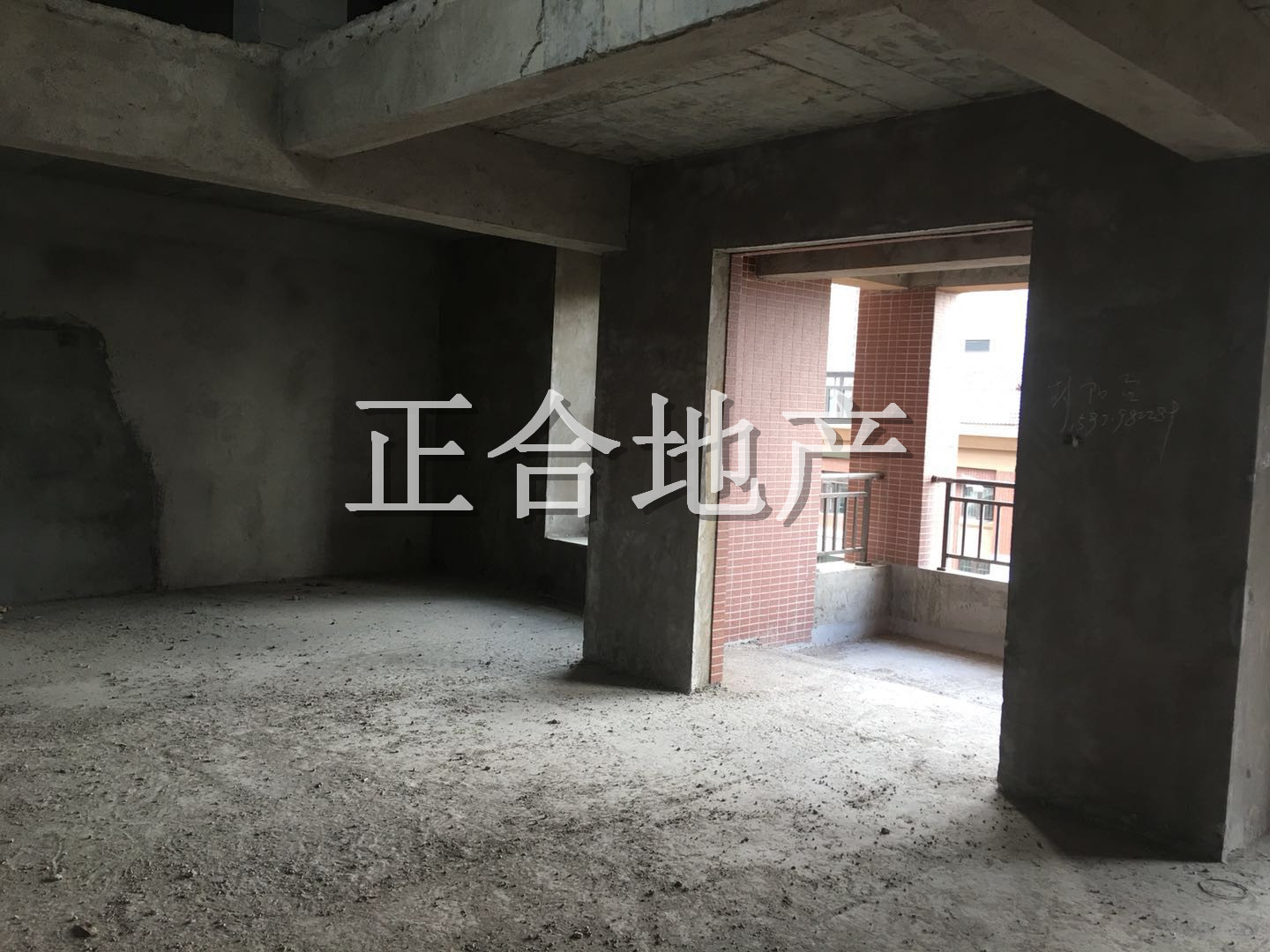 新城一號五期復(fù)式樓毛坯，大四房，價(jià)格優(yōu)！