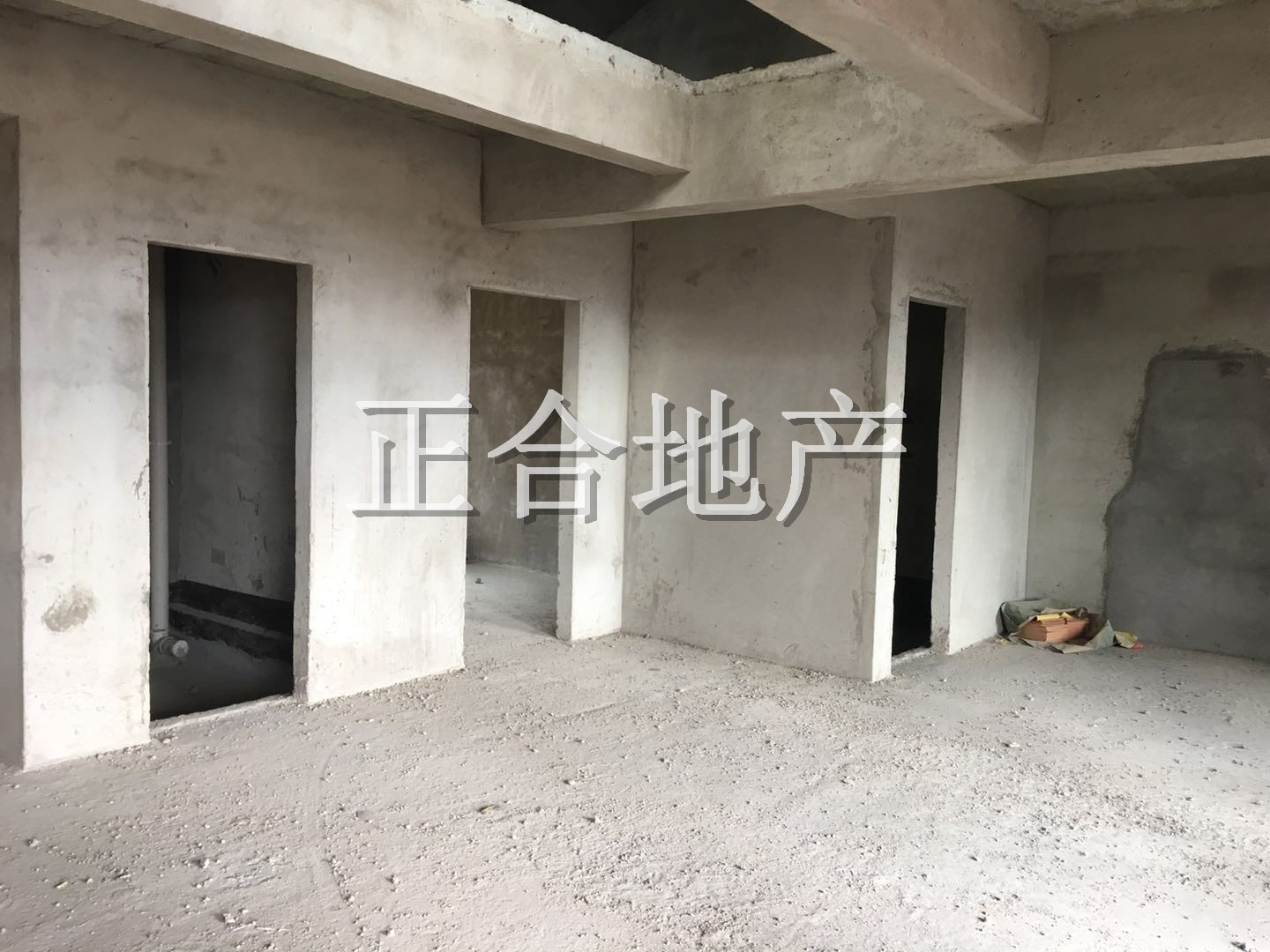 新城一號五期復(fù)式樓毛坯，大四房，價(jià)格優(yōu)！