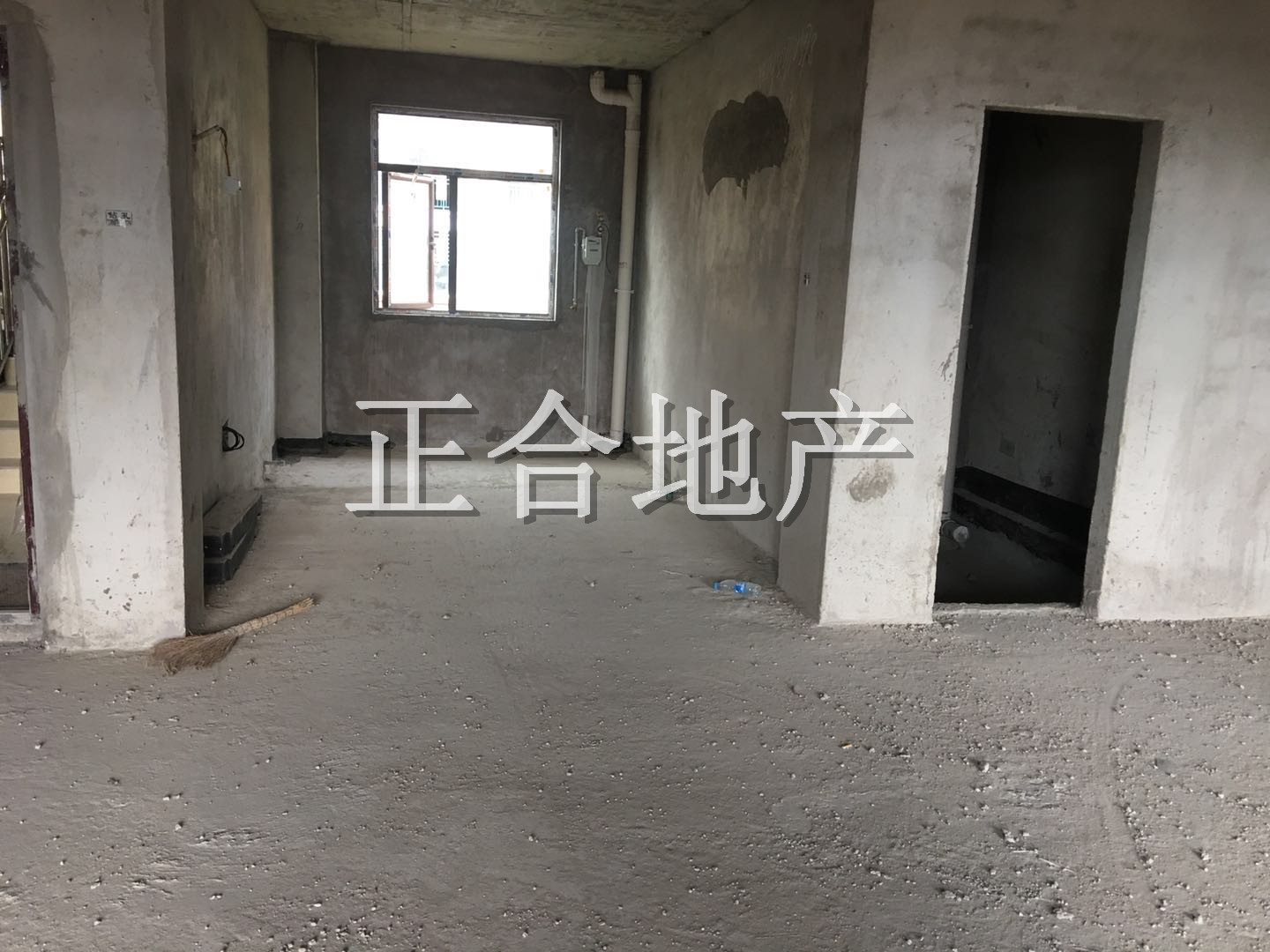 新城一號五期復(fù)式樓毛坯，大四房，價(jià)格優(yōu)！