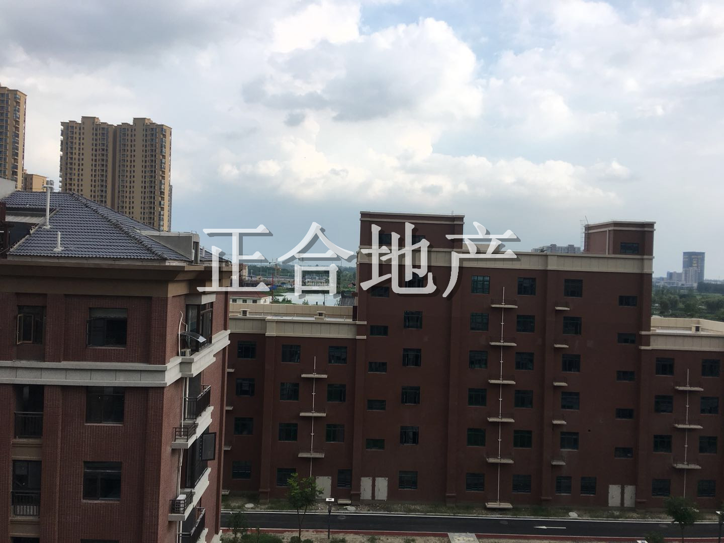 新城一號五期復(fù)式樓毛坯，大四房，價(jià)格優(yōu)！