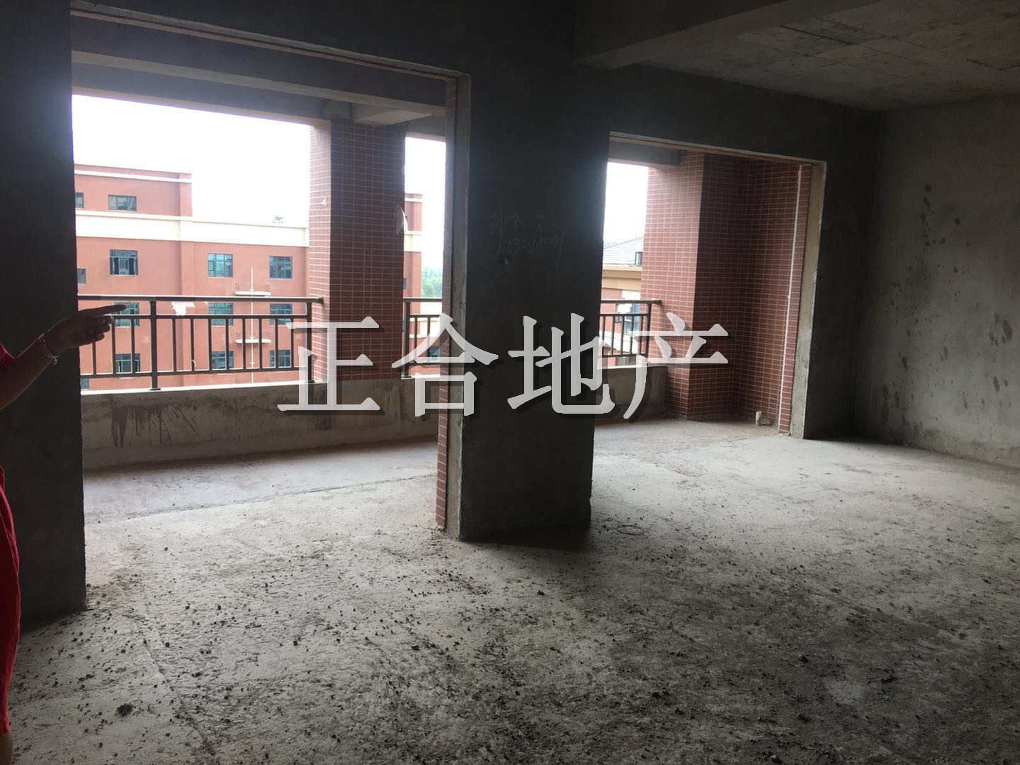 新城一號五期復(fù)式樓毛坯，大四房，價(jià)格優(yōu)！