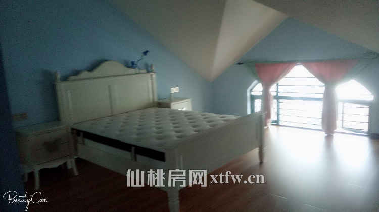 坐北朝南，一梯一戶，復(fù)式樓，大陽(yáng)臺(tái)