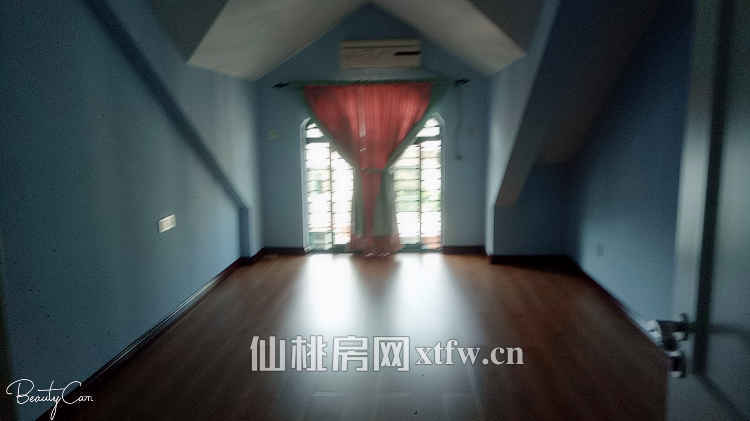 坐北朝南，一梯一戶，復(fù)式樓，大陽(yáng)臺(tái)