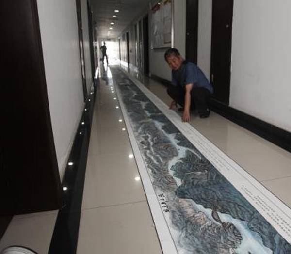 宜昌一退休教师手绘22米“新三峡”