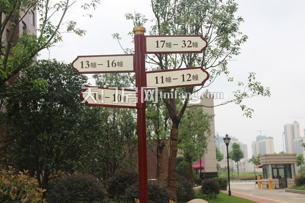 汉旺世纪城小区大门前方拐弯处的方位指示路标