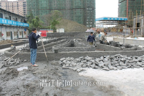 海韵丽景园9月工程进度：广场正在建设中