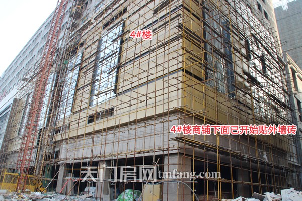 仁信国际广场的4#楼商业楼下面的商铺已开始贴外墙砖