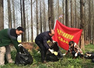 爱我家园春风行动 400多名志愿者清除白色垃圾