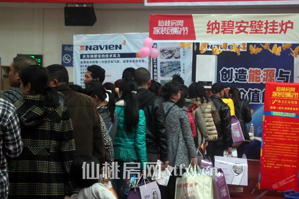 纳碧安展位前排队咨询领取现金红包
