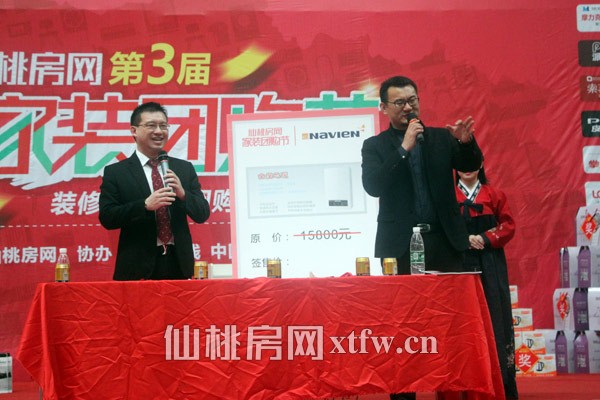 纳碧安展位前排队咨询领取现金红包