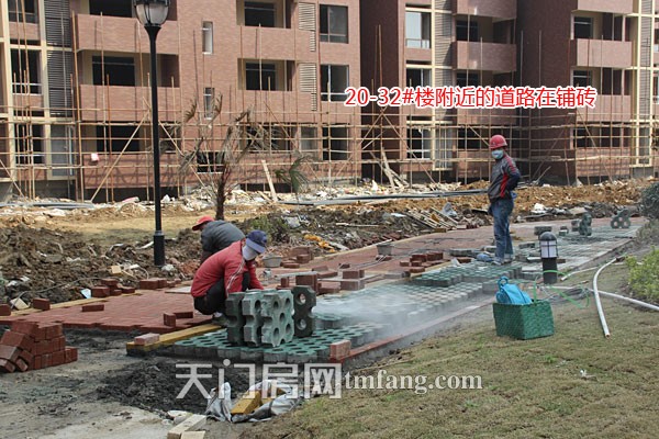 汉旺世纪城3月工程进度 20-32#楼附近的道路在铺砖