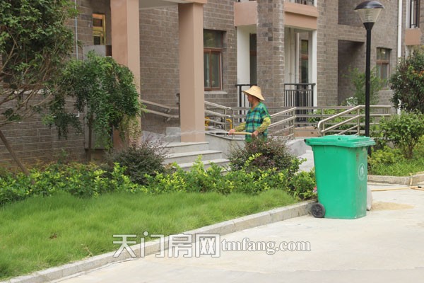 华泰丽晶的园丁正在给花草浇水