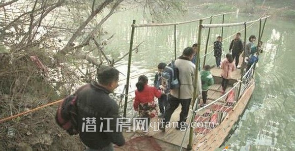 潜江小桥断裂学生坐陋船上学 政府听闻派专车接送