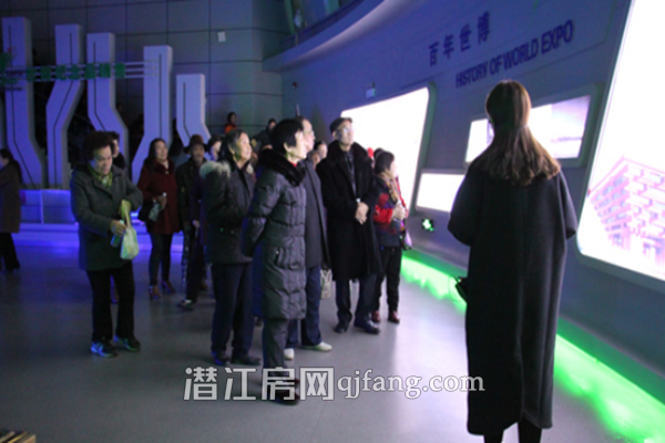 棉原社区组织老人畅游世博湖北馆