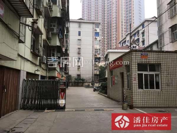 【潘佳房产推荐】香澳路步行街车库30㎡1室1厅新简装800元/月