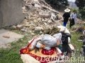 湖北荆门5户居民被数十人架出屋 房屋遭强拆