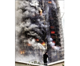 上海住宅楼大火 49人不幸遇难