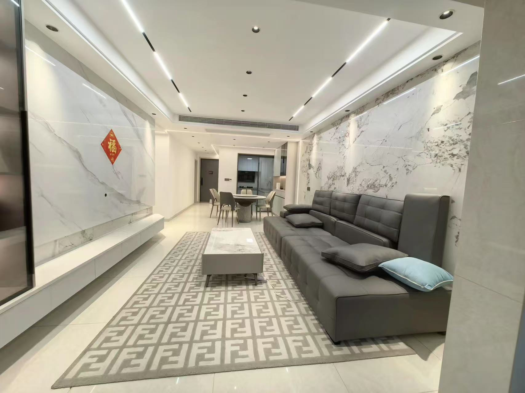 城南，蓝天新城，精‮三装‬房‬两卫，全‮中屋‬央‬空调，‮车带‬位，证满二