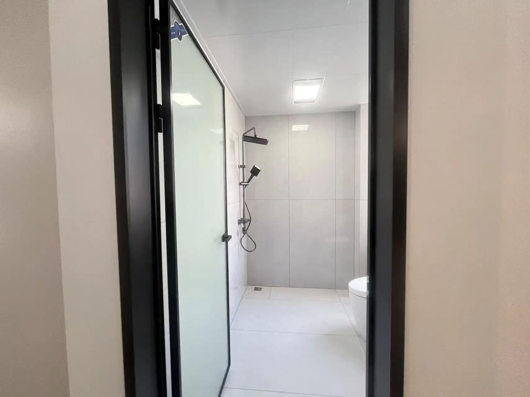 风和日丽三中旁，精装三房，边户，好楼层11楼，单价4字头，诚心出售