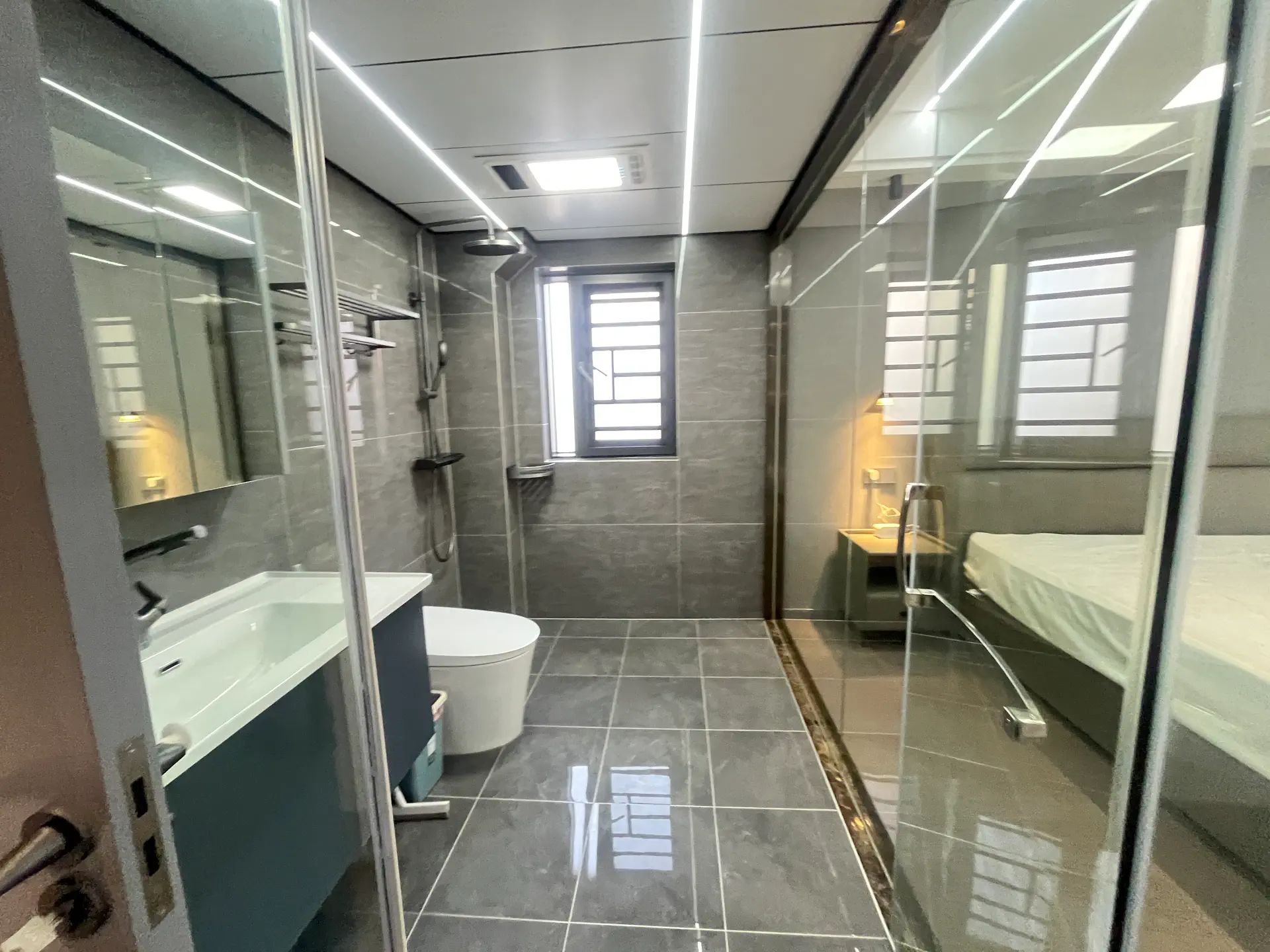 城南，荣怀二楼，带大露台，精装三房两厅两卫，证满二，南北通透