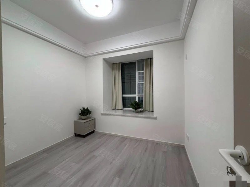 城南，沔陽(yáng)公館，電梯13樓，老證，精裝三房二衛(wèi)，業(yè)主誠(chéng)心出售