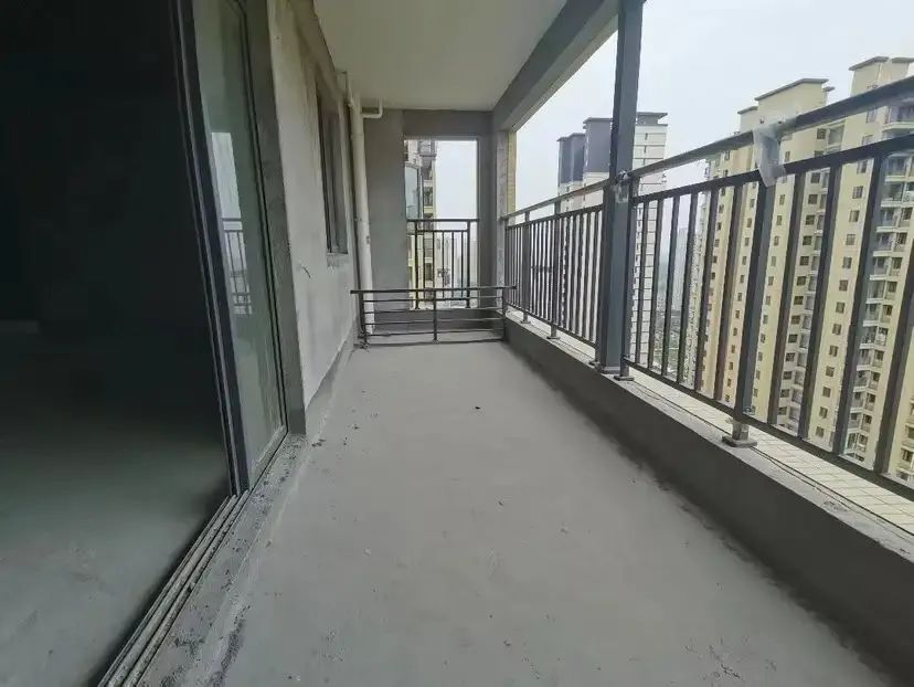 新城名都，，带车位，毛坯大四房，东边户，好楼层，证满二南北通透