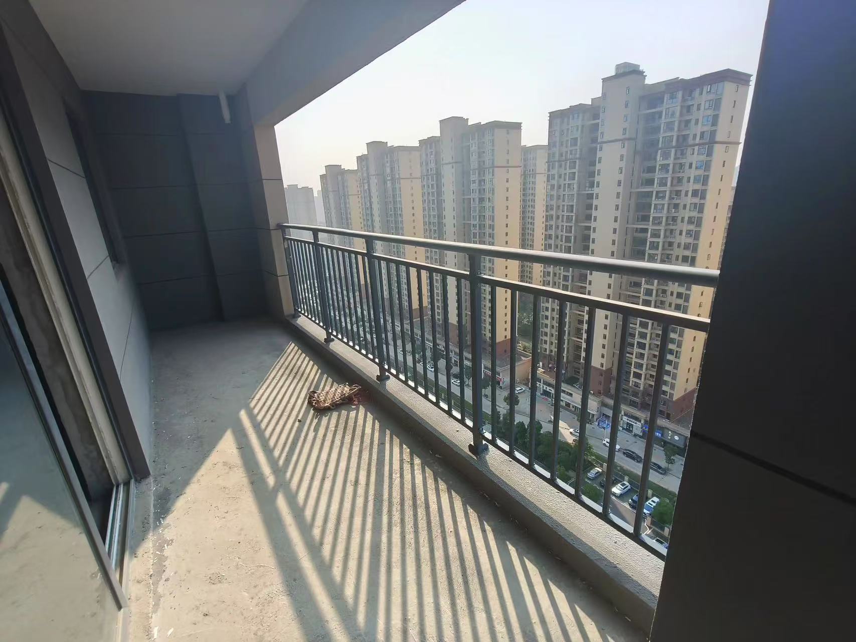 城南，森林国际北苑，精装三房两卫，好楼层，东边户，7米长阳台