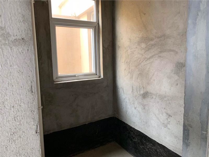 錦繡江山，毛坯三房，想怎么裝就怎么裝，可以按揭，單價(jià)5000一點(diǎn)