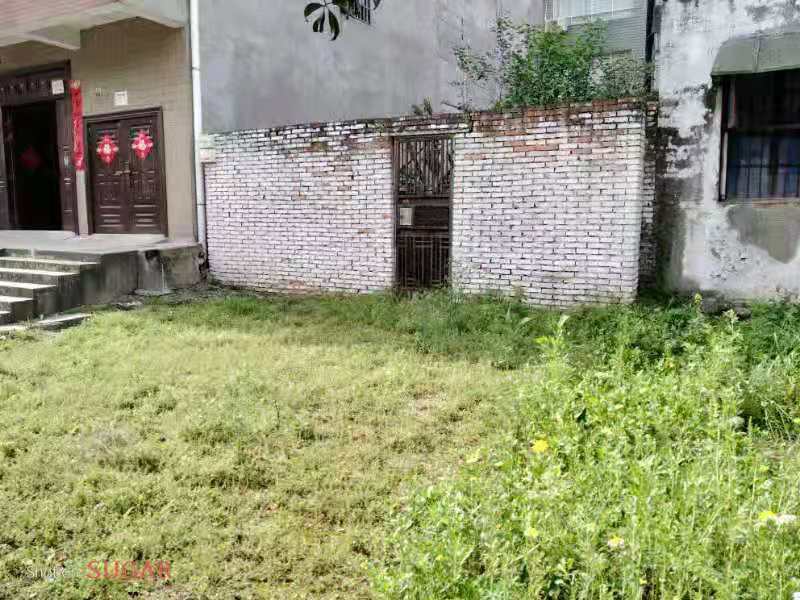 春江花園附近私房地皮便宜賣(mài)該地緊鄰江邊帶狀公園和幼兒園，距離市武商仙桃購(gòu)物中不遠(yuǎn)。后面可停兩部小車(chē)