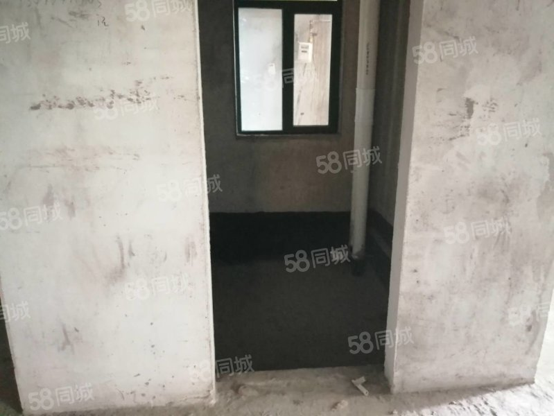 城南毛坯三房，證滿二