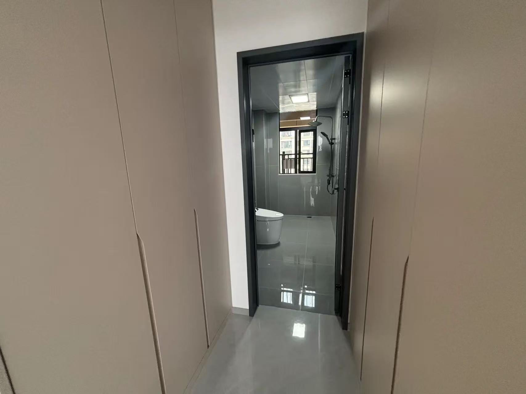 御湖世家3室2厅2卫全新精装修全屋中央空调已装好拎包即住！优价出售