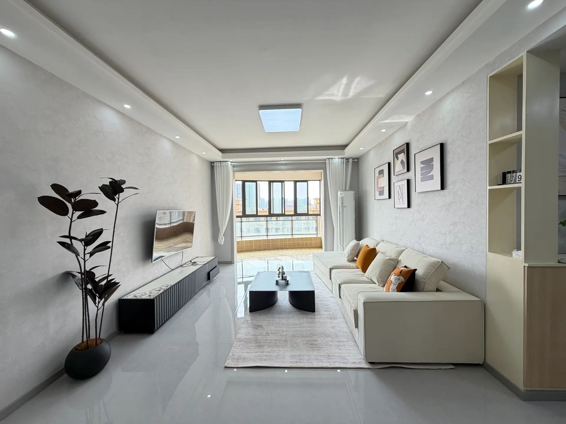 城东品质小区，公园世家，电梯19楼，东边户，精装三房两卫，证满二