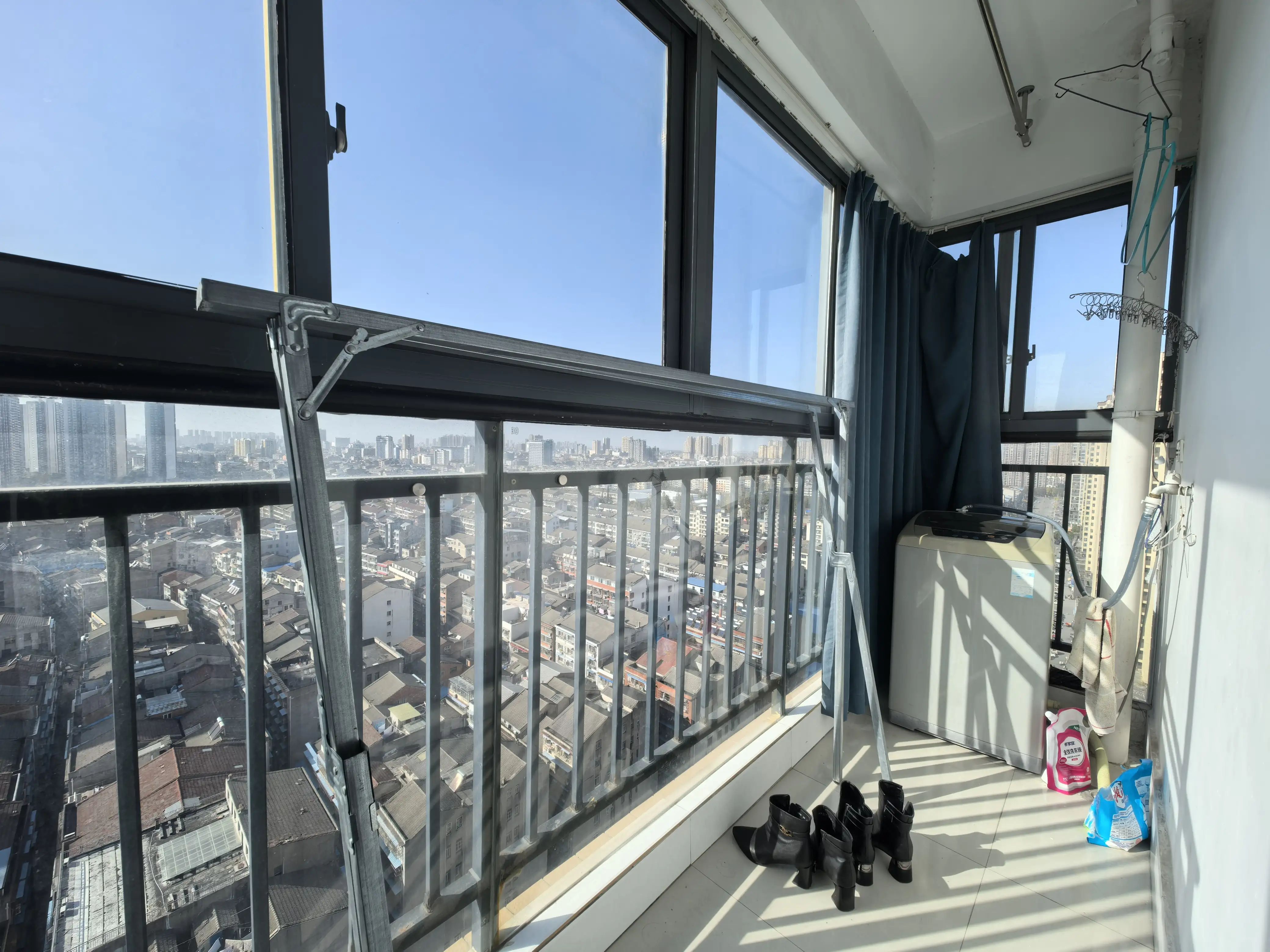 仙桃一中正对面，翰林公馆，边户，精装两房，老证，看中可谈，成色新，直接住